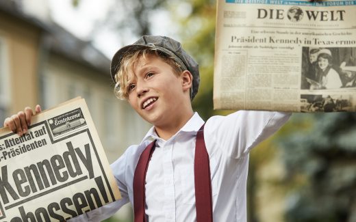 Zeitungsjunge mit Bild & Welt Schlagzeile