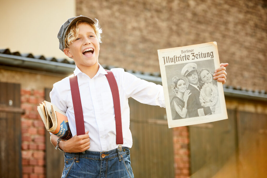 Zeitung 1932: Ein Zeitungsjunge mit Berliner Illustrierten Zeitung