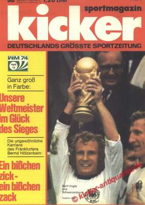 Kicker WM 1974: Deutschland Weltmeister. Hier hält Berti Vogts den Pokal. Unsere Weltmeister im Glück des Sieges!