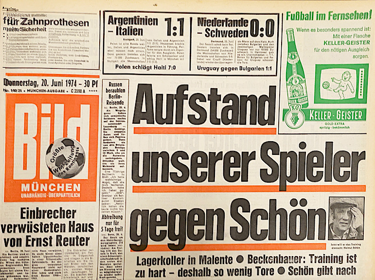 BILD-Zeitung Schlagzeile vom 20. Juni 1974: Aufstand unserer Spieler gegen Schön. Lagerkoller in Malente. Beckenbauer Training ist zu hart – deshalb so wenig Tore. Schön gibt nach.