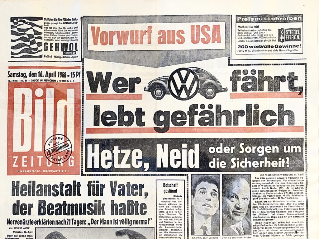 Titelseite der BILD-Zeitung vom 16. April 1966 mit der Schlagzeile: Vorwurf aus USA – Wer VW fährt, lebt gefährlich. Originalausgabe aus dem Pressearchiv Deutschland (Bild-Zeitung 1966 Archiv).