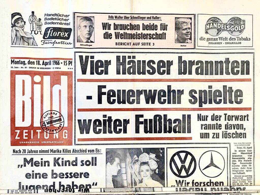 Titelseite der BILD-Zeitung vom 18. April 1966 mit der Schlagzeile: Vier Häuser brannten – Feuerwehr spielte weiter Fußball. Nur der Torwart rannte davon, um zu löschen. Originalausgabe aus dem Pressearchiv Deutschland (Bild-Zeitung 1966 Archiv)