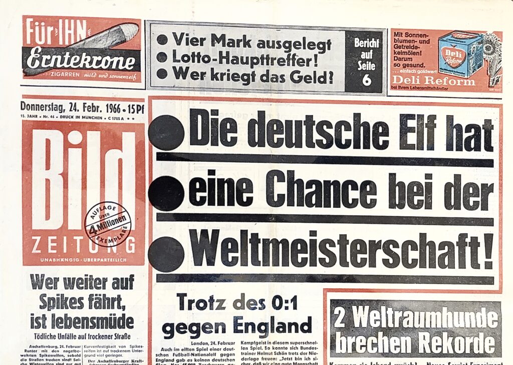 Titelseite vom 24. Februar 1966 mit der Schlagzeile: Die deutsche Elf hat eine Chance bei der Weltmeisterschaft – trotz des 0:1 gegen England sowie der Meldung: 2 Weltraumhunde brechen Rekorde. Originalausgabe aus dem Pressearchiv Deutschland 
